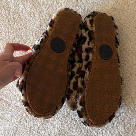 UGG Leopard Print Fluffy Slippers Size 9 - Picture 8 of 8